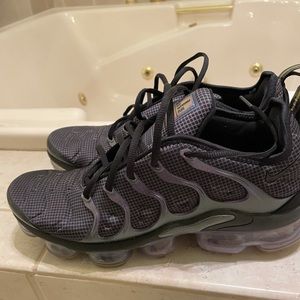 NIKE AIR VAPORMAX MEN SIZE 8.5–Women size 10